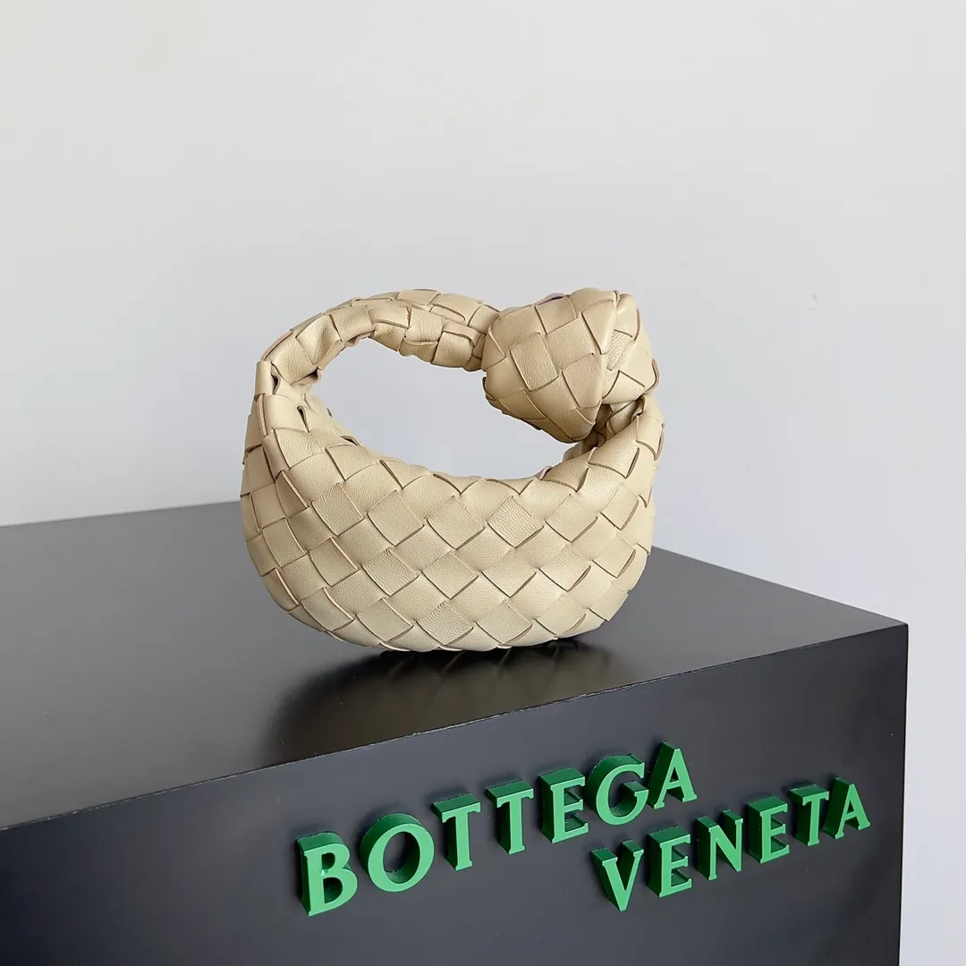 Batch 1080BV super mini JODIE handbag, dumpling bag, woven knotted bag, simple, fashionable and super cute🍒Every color is high-end. It is a smaller version of the original mini version🤣It can only hold cuteness🍓🍓The upper body is fashionable and romantic. The fashionable bags created by Daniel Lee are really more and more favored by street experts. Style number: 730828 Size: 17*16*6.5